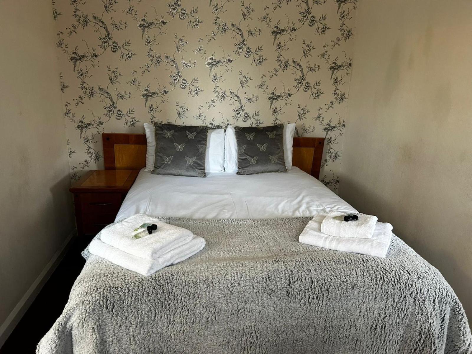 The Rose And Crown Hotel Wisbech Room photo